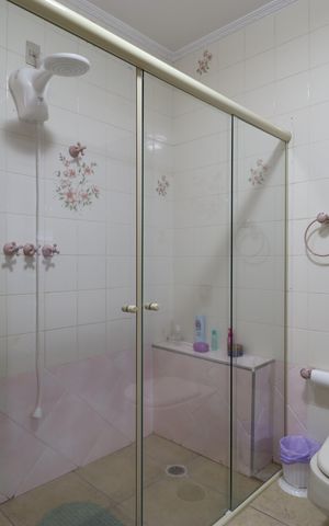 Casa à venda com 328m², 4 quartos e 6 vagasBanheiro da Suíte 1