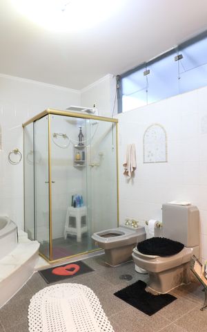 Casa à venda com 328m², 4 quartos e 6 vagasBanheiro da Suíte 2
