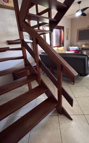 Casa à venda com 200m², 3 quartos e 3 vagas Casa à venda com 200m², 3 quartos e 3 vagasEscada para os Quartos