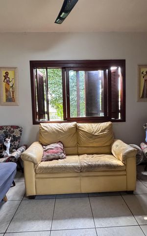 Casa à venda com 200m², 3 quartos e 3 vagas Casa à venda com 200m², 3 quartos e 3 vagasSala