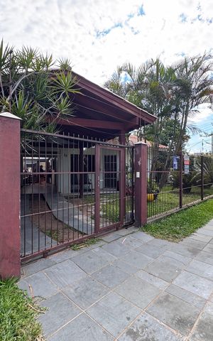 Casa à venda com 200m², 3 quartos e 3 vagas Casa à venda com 200m², 3 quartos e 3 vagasFachada