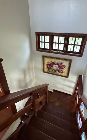 Casa à venda com 200m², 3 quartos e 3 vagas Casa à venda com 200m², 3 quartos e 3 vagasEscada para os Quartos