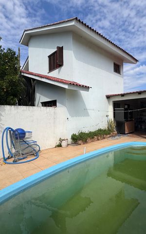 Casa à venda com 200m², 3 quartos e 3 vagas Casa à venda com 200m², 3 quartos e 3 vagasPiscina
