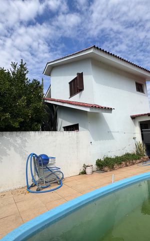 Casa à venda com 200m², 3 quartos e 3 vagas Casa à venda com 200m², 3 quartos e 3 vagasPiscina