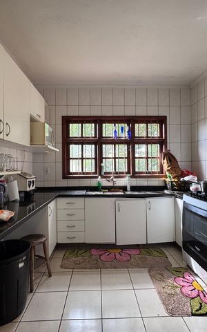 Casa à venda com 200m², 3 quartos e 3 vagas Casa à venda com 200m², 3 quartos e 3 vagasCozinha