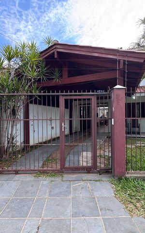 Casa à venda com 200m², 3 quartos e 3 vagas Casa à venda com 200m², 3 quartos e 3 vagasFachada