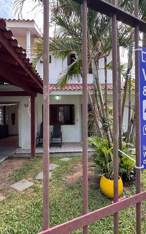 Casa à venda com 200m², 3 quartos e 3 vagas Casa à venda com 200m², 3 quartos e 3 vagasFachada e Placa