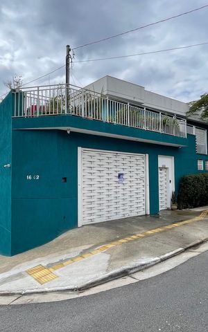 Casa à venda com 102m², 3 quartos e 2 vagas Casa à venda com 102m², 3 quartos e 2 vagasFachada e Placa