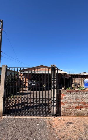 Casa à venda com 200m², 2 quartos e 1 vaga Casa à venda com 200m², 2 quartos e 1 vagaFachada