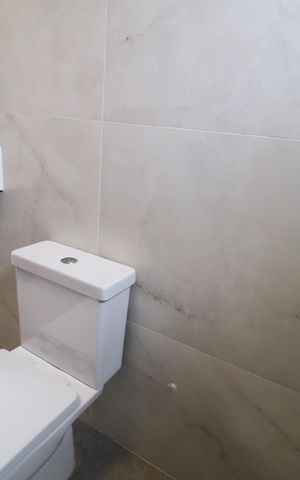 Casa de condomínio para alugar com 218m², 4 quartos e 2 vagasBanheiro de Serviço