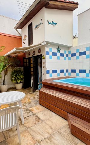Casa de condomínio à venda com 297m², 5 quartos e 2 vagas Casa de condomínio à venda com 297m², 5 quartos e 2 vagasÁrea externa