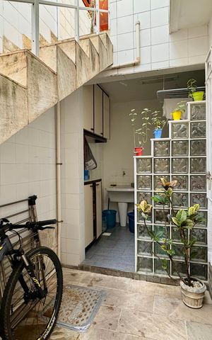 Casa de condomínio à venda com 297m², 5 quartos e 2 vagas Casa de condomínio à venda com 297m², 5 quartos e 2 vagasÁrea de Serviço