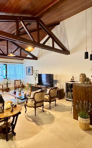 Casa de condomínio à venda com 297m², 5 quartos e 2 vagas Casa de condomínio à venda com 297m², 5 quartos e 2 vagasSala