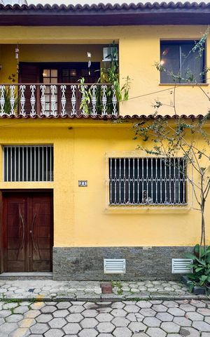 Casa de condomínio à venda com 297m², 5 quartos e 2 vagas Casa de condomínio à venda com 297m², 5 quartos e 2 vagasFachada