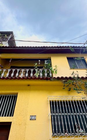 Casa de condomínio à venda com 297m², 5 quartos e 2 vagas Casa de condomínio à venda com 297m², 5 quartos e 2 vagasFachada
