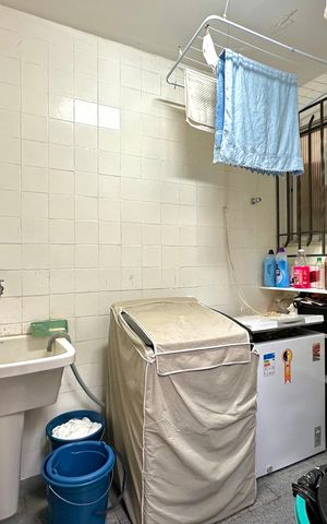 Casa de condomínio à venda com 297m², 5 quartos e 2 vagas Casa de condomínio à venda com 297m², 5 quartos e 2 vagasÁrea de Serviço