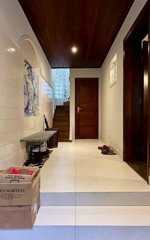 Casa de condomínio à venda com 297m², 5 quartos e 2 vagas Casa de condomínio à venda com 297m², 5 quartos e 2 vagasHall de entrada