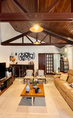 Casa de condomínio à venda com 297m², 5 quartos e 2 vagas Casa de condomínio à venda com 297m², 5 quartos e 2 vagasSala