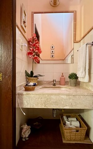 Casa de condomínio à venda com 297m², 5 quartos e 2 vagas Casa de condomínio à venda com 297m², 5 quartos e 2 vagasLavabo