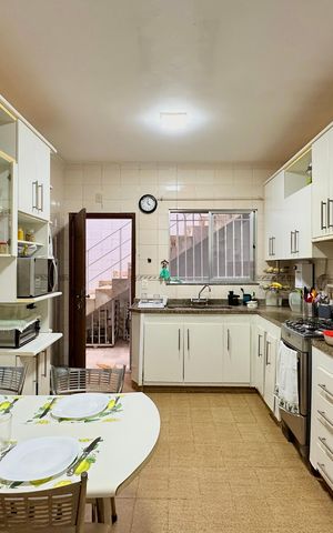 Casa de condomínio à venda com 297m², 5 quartos e 2 vagas Casa de condomínio à venda com 297m², 5 quartos e 2 vagasCozinha
