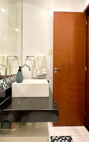 Casa de condomínio à venda com 297m², 5 quartos e 2 vagas Casa de condomínio à venda com 297m², 5 quartos e 2 vagasBanheiro
