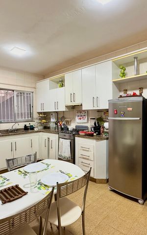 Casa de condomínio à venda com 297m², 5 quartos e 2 vagas Casa de condomínio à venda com 297m², 5 quartos e 2 vagasCozinha