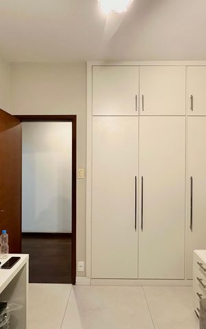 Casa de condomínio à venda com 297m², 5 quartos e 2 vagas Casa de condomínio à venda com 297m², 5 quartos e 2 vagasQuarto 1