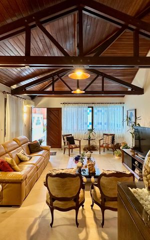 Casa de condomínio à venda com 297m², 5 quartos e 2 vagas Casa de condomínio à venda com 297m², 5 quartos e 2 vagasSala