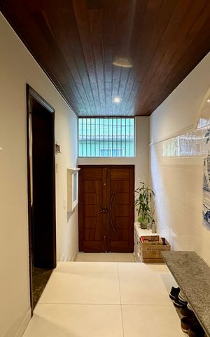 Casa de condomínio à venda com 297m², 5 quartos e 2 vagas Casa de condomínio à venda com 297m², 5 quartos e 2 vagasHall de entrada