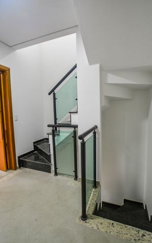 Casa à venda com 130m², 3 quartos e 2 vagas Casa à venda com 130m², 3 quartos e 2 vagasEscada