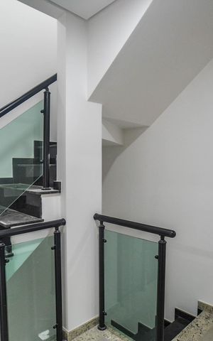 Casa à venda com 130m², 3 quartos e 2 vagas Casa à venda com 130m², 3 quartos e 2 vagasEscada