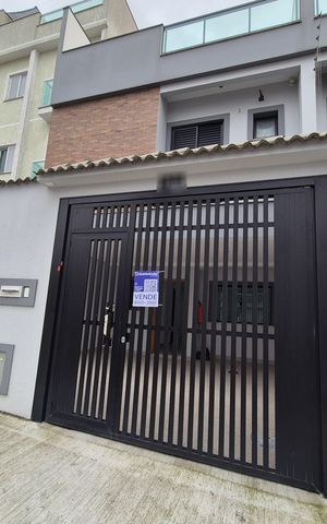 Casa à venda com 130m², 3 quartos e 2 vagas Casa à venda com 130m², 3 quartos e 2 vagasFachada