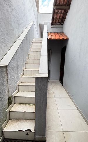 Casa à venda com 162m², 3 quartos e 3 vagas Casa à venda com 162m², 3 quartos e 3 vagasEscada