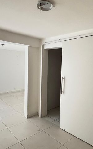 Casa à venda com 162m², 3 quartos e 3 vagas Casa à venda com 162m², 3 quartos e 3 vagasHall