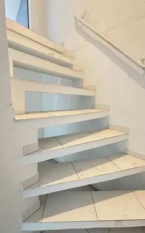 Casa à venda com 162m², 3 quartos e 3 vagas Casa à venda com 162m², 3 quartos e 3 vagasEscada