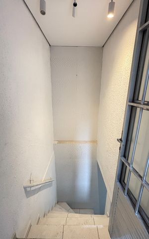 Casa à venda com 162m², 3 quartos e 3 vagas Casa à venda com 162m², 3 quartos e 3 vagasEscada