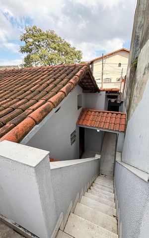 Casa à venda com 162m², 3 quartos e 3 vagas Casa à venda com 162m², 3 quartos e 3 vagasEscada