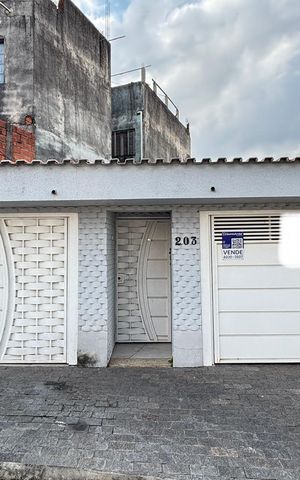 Casa à venda com 162m², 3 quartos e 3 vagas Casa à venda com 162m², 3 quartos e 3 vagasFachada