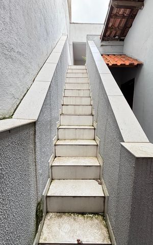 Casa à venda com 162m², 3 quartos e 3 vagas Casa à venda com 162m², 3 quartos e 3 vagasEscada
