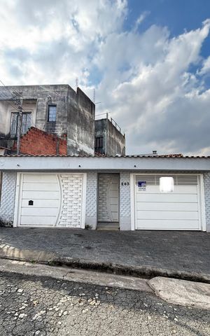 Casa à venda com 162m², 3 quartos e 3 vagas Casa à venda com 162m², 3 quartos e 3 vagasFachada