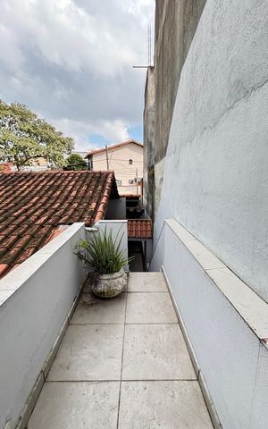 Casa à venda com 162m², 3 quartos e 3 vagas Casa à venda com 162m², 3 quartos e 3 vagasEscada