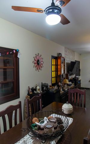 Casa à venda com 300m², 3 quartos e 2 vagas Casa à venda com 300m², 3 quartos e 2 vagasSala
