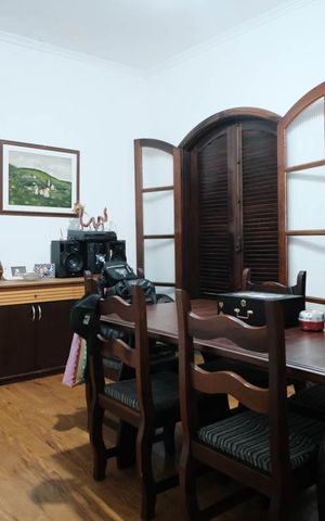Casa à venda com 330m², 4 quartos e 6 vagasSala