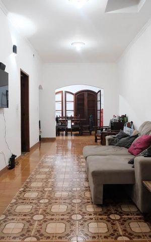 Casa à venda com 330m², 4 quartos e 6 vagasSala