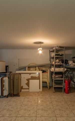 Casa à venda com 490m², 5 quartos e 8 vagas Casa à venda com 490m², 5 quartos e 8 vagasPorão