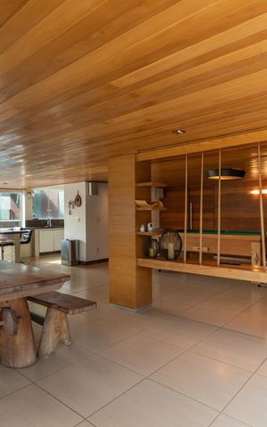 Casa à venda com 490m², 5 quartos e 8 vagas Casa à venda com 490m², 5 quartos e 8 vagasÁrea Comum - Sala de Jogos