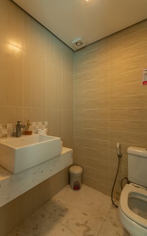 Casa à venda com 490m², 5 quartos e 8 vagas Casa à venda com 490m², 5 quartos e 8 vagasÁrea Gourmet - Banheiro
