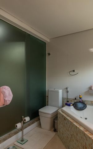 Casa à venda com 490m², 5 quartos e 8 vagas Casa à venda com 490m², 5 quartos e 8 vagasBanheiro Suíte 1