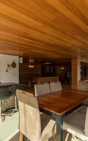 Casa à venda com 490m², 5 quartos e 8 vagas Casa à venda com 490m², 5 quartos e 8 vagasÁrea Comum - Sala de Jogos