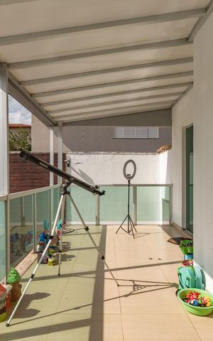 Casa à venda com 490m², 5 quartos e 8 vagas Casa à venda com 490m², 5 quartos e 8 vagasVaranda
